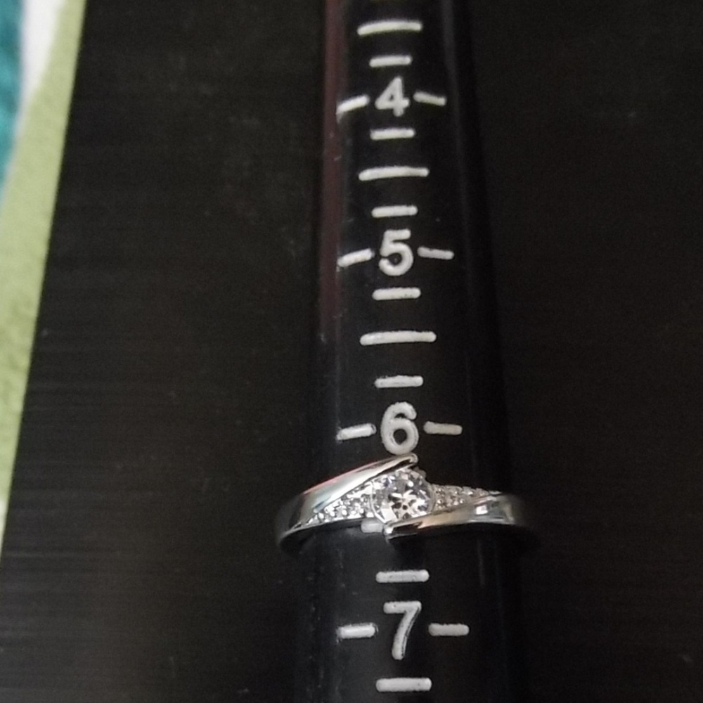 Pretty dainty silver band ring